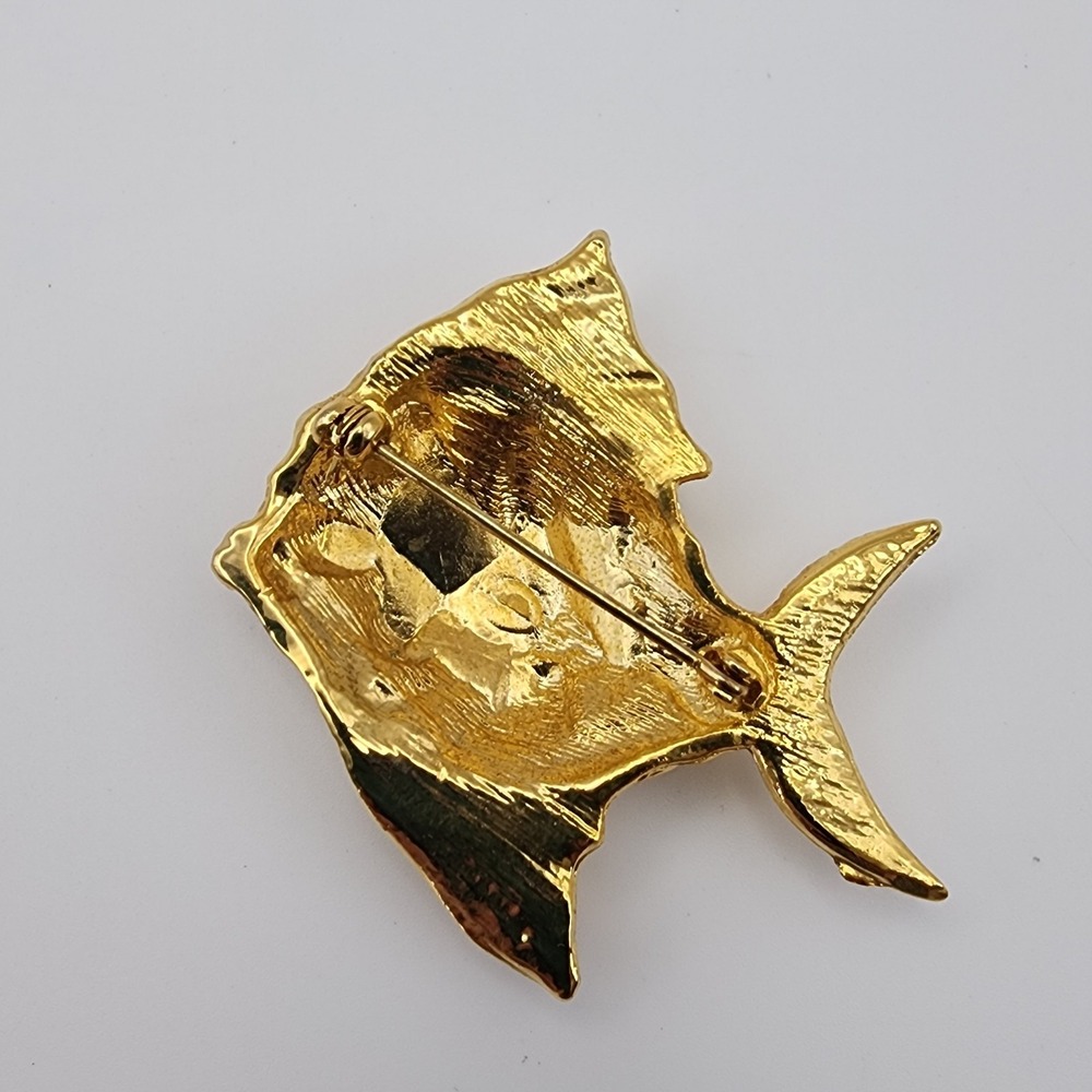Vintage Angel Fish Gold Tone Cream Embossed Enamel Reef Tropical Vacation Brooch - Picture 3 of 10